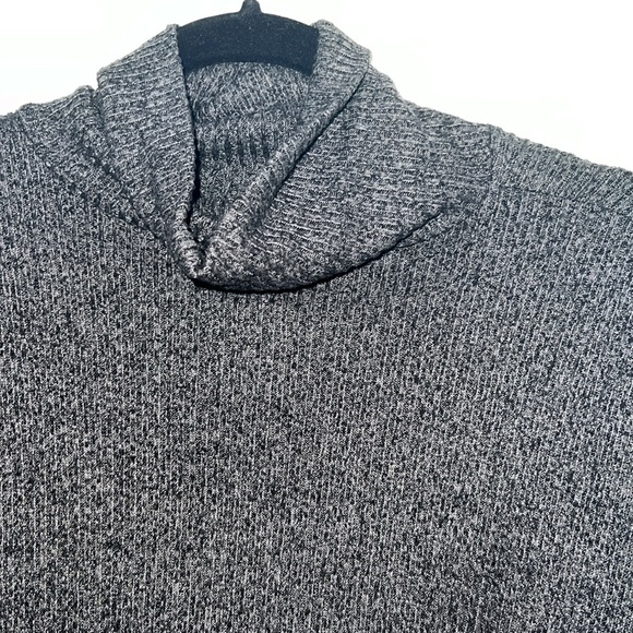 Hollister cropped turtleneck - Picture 2 of 4